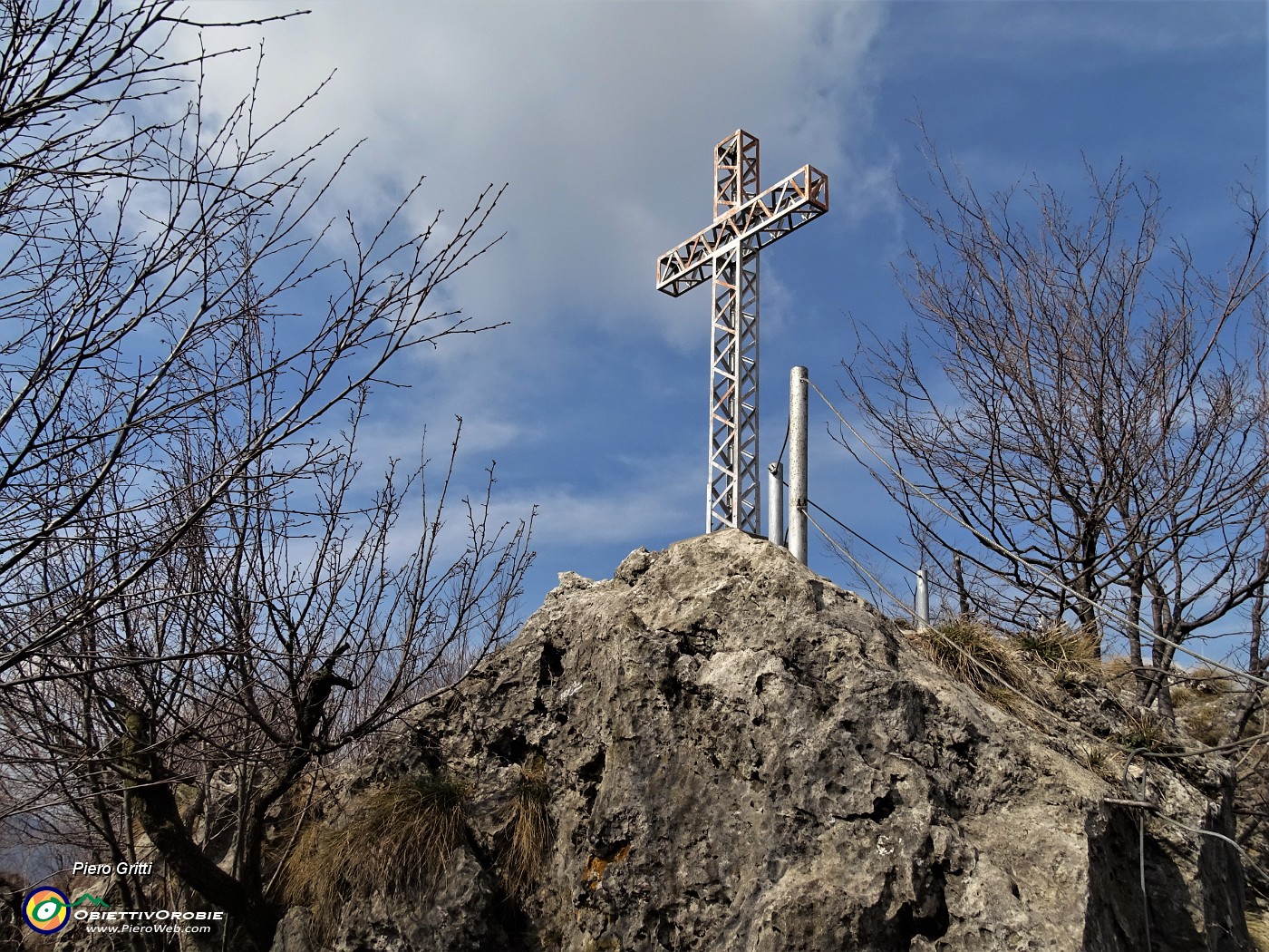 45 Alla croce di vetta della Filaressa (1132 m).JPG